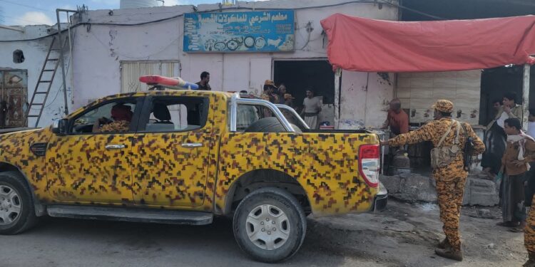 ضبط مروج مواد ممنوعة متنكرًا بزي أمني في أسواق   الغيضة بالمهره