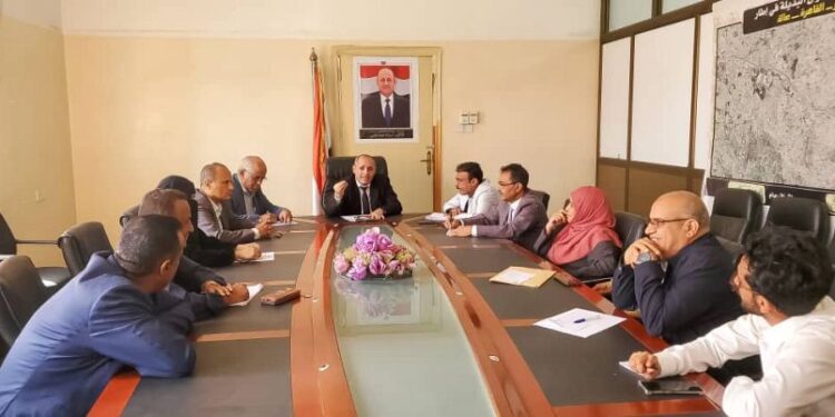 اجتماع  يناقش مستوى سير العمل والأداء في ديوان عام محافظة تعز