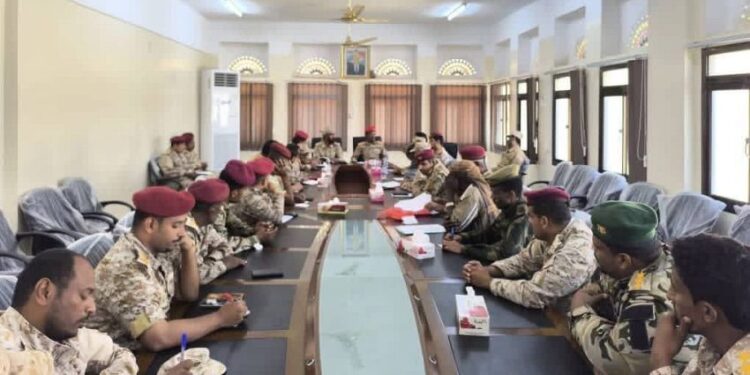 اجتماع عسكري بالمكلا يناقش التنسيق بين وحدات المنطقة الثانية ودرع الوطن