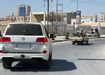 محافظ المهرة يقوم بجولة ميدانية في مدينة الغيضة لمراقبة الوضع الأمني