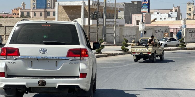 محافظ المهرة يقوم بجولة ميدانية في مدينة الغيضة لمراقبة الوضع الأمني