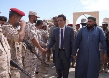 محافظ المهرة يتفقد جاهزية وحدات محور الغيضة