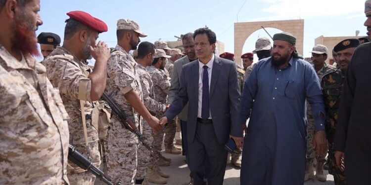 محافظ المهرة يتفقد جاهزية وحدات محور الغيضة