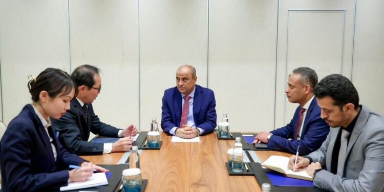 رئيس الوزراء يبحث مع السفير الياباني الاوضاع في اليمن