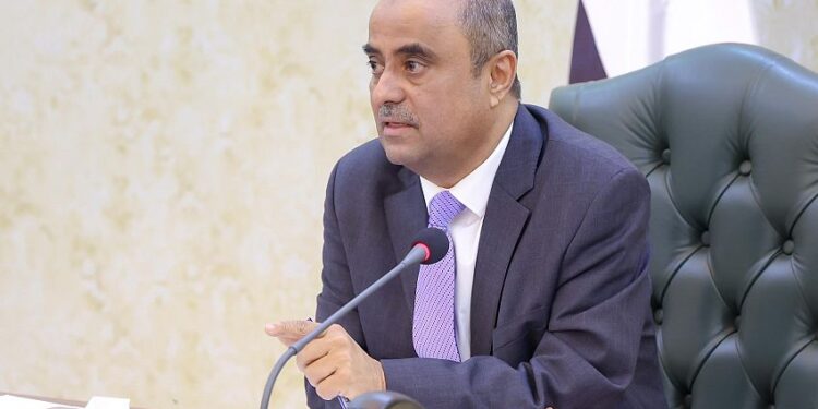 رئيس الوزراء يشيد بحكمة قيادة المهرة وتغليب مصلحة المواطنين