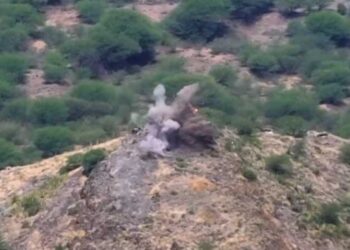 الجيش يرد بقوة على القصف الحوثي ويحقق إصابات مباشرة في مواقع العدو بعدة جبهات بتعز