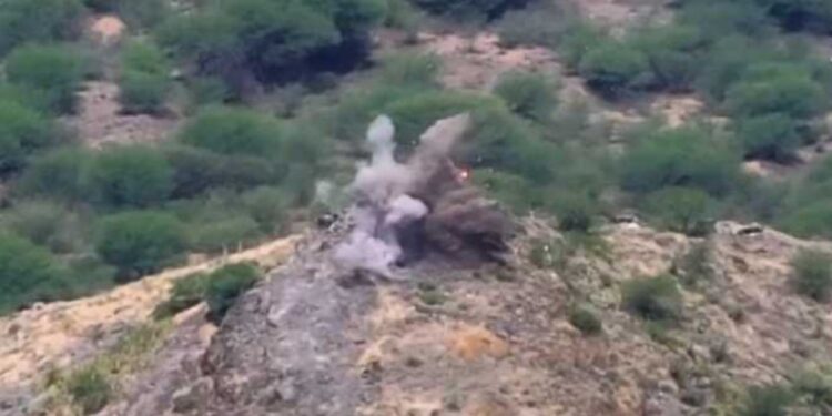 الجيش يرد بقوة على القصف الحوثي ويحقق إصابات مباشرة في مواقع العدو بعدة جبهات بتعز