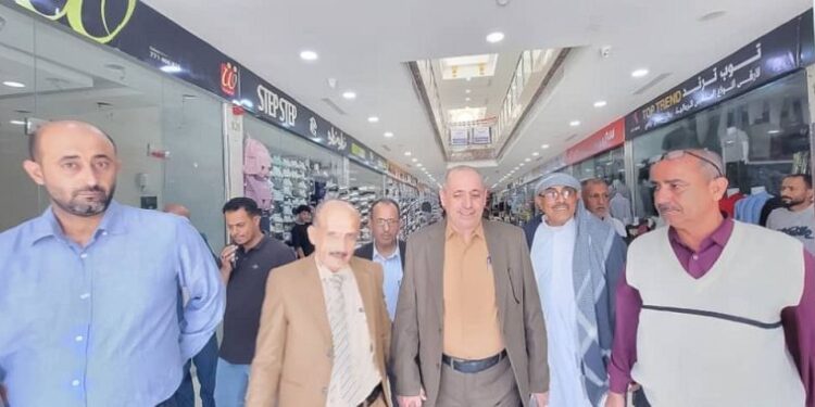 وكيل تعز  يتفقد مستشفى الأمراض النفسية ويفتتح مركزاً تجارياً بالمظفر