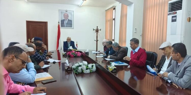 محافظ تعز يناقش الإجراءات الطارئة لمعالجة أزمة المياه