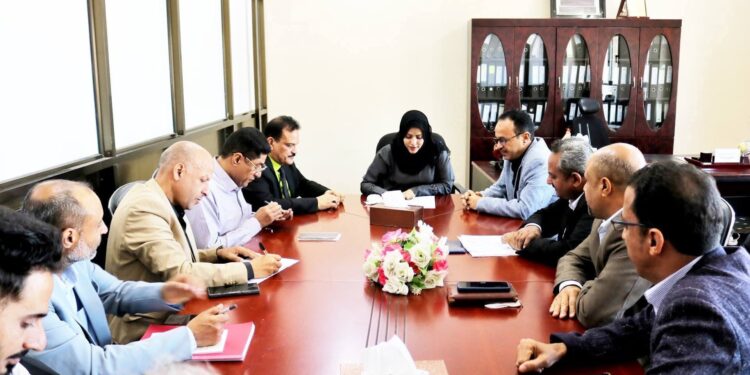 اجتماعًا  بمدراء المستشفيات الحكومية بتعز لمناقشة مستوى الأداء والخطة السنوية