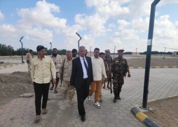 محافظ لحج ينفذ جولات ميدانية لتقييم الخدمات الصحية والتعليمية