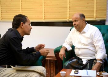 محافظ حضرموت يُثمّن جهود مركز نقل الدم وادارة مكافحه المخدرات