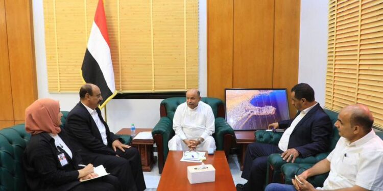 الخنبشي يطلع من اللجنة الوطنية للتحقيق على جهودها بحضرموت