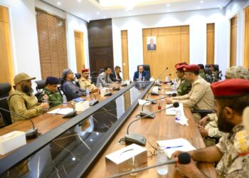 محافظ حضرموت يناقش الأوضاع العسكرية والأمنية ويشيد بجهود تطبيع الحياة