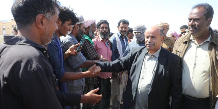 محافظ حضرموت يؤكد أهمية الحفاظ على المكتسبات الوطنية وتعزيز الأمن