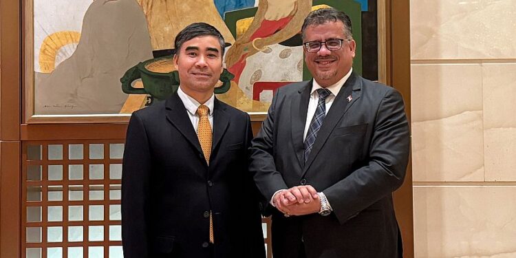 السفير باحميد يبحث مع مسؤولين في الخارجية الفيتنامية مستجدات الأوضاع في اليمن