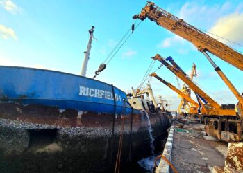 انتشال ثاني أكبر سفينة غارقة في ميناء الاصطياد السمكي بعدن