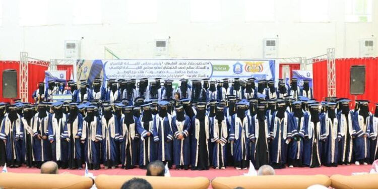 جامعة سيئون تحتفي بتخرّج 939 خريجاً وخريجة وتكريم الطلبة الاوائل