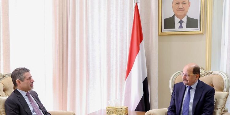 رئيس الوزراء يبحث مع السفير الأمريكي تطورات الأوضاع في اليمن