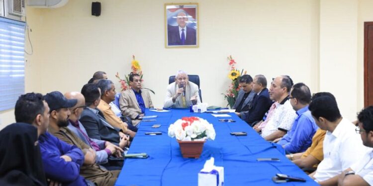 اجتماع في عدن يناقش سير العمل في قطاعات وزارة الشباب والرياضة