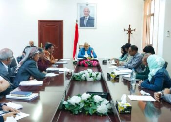 محافظ تعز يناقش الاجراءات تعزيز أداء صندوق النظافة والتحسين