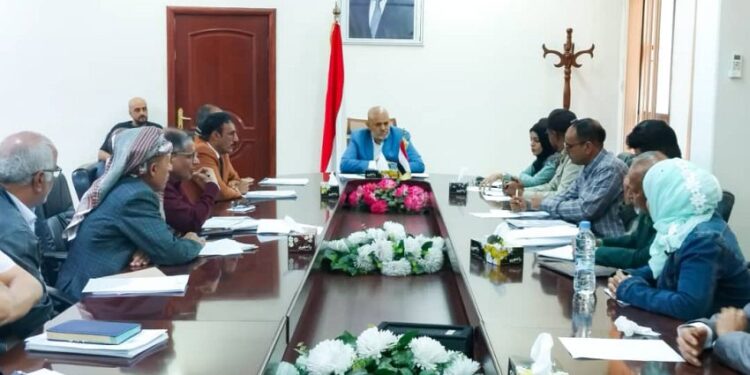 محافظ تعز يناقش الاجراءات تعزيز أداء صندوق النظافة والتحسين