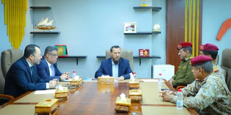 محافظ عدن :اهمية الشروع في تنفيذ خطة إعادة تموضع القوات العسكرية خارج المدينة