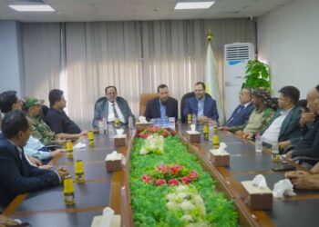 شيخ يطلع على سير العمل بمطار عدن الدولي