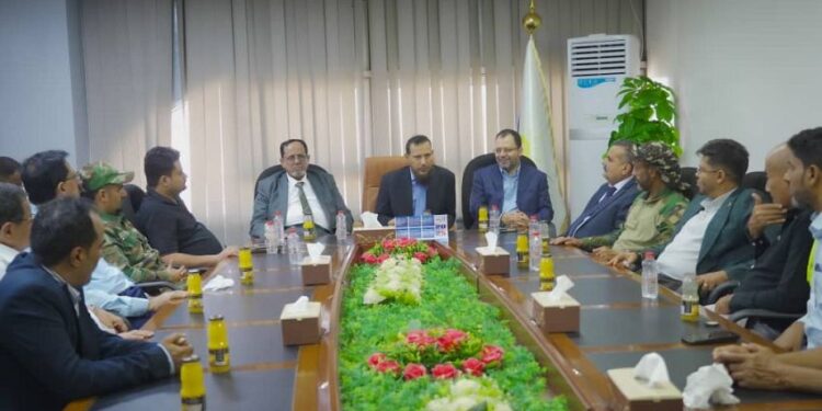 شيخ يطلع على سير العمل بمطار عدن الدولي