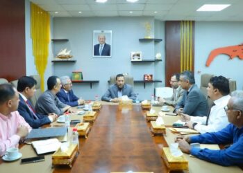 محافظ عدن يناقش أولويات التنمية وتحسين القطاع الصحي وتنظيم حركة المركبات