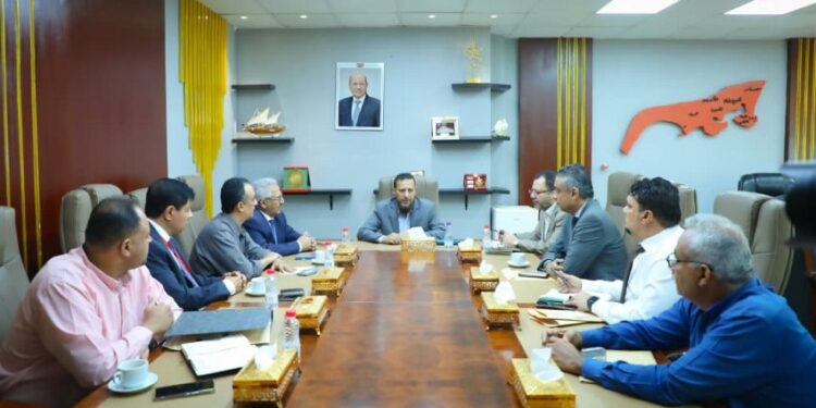 محافظ عدن يناقش أولويات التنمية وتحسين القطاع الصحي وتنظيم حركة المركبات