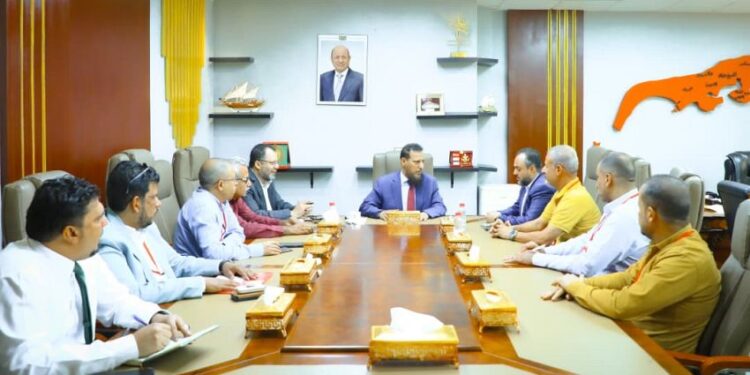 محافظ عدن يطلع على أداء وحدة حماية الأراضي ويشكل لجنة لإعادة تفعيل شركة “يو” للاتصالات