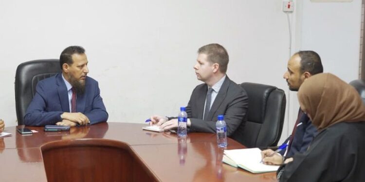 شيخ يناقش مع مسؤول أممي سير إعادة تموضع القوات العسكرية خارج عدن