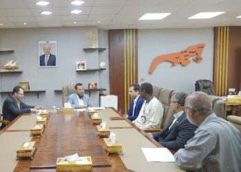 محافظ عدن  يوجه بتكثيف الرقابة وضبط الأسواق ومنع الاحتكار