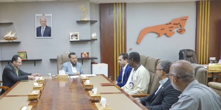 محافظ عدن  يوجه بتكثيف الرقابة وضبط الأسواق ومنع الاحتكار