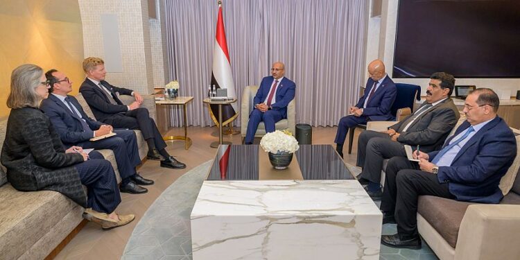 طارق صالح يبحث مع المبعوث الأممي مستجدات الاوضاع في اليمن