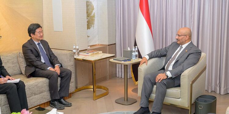 طارق صالح يبحث مع القائم بالاعمال الصيني مستجدات الاوضاع في اليمن