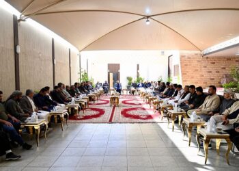 عبد الله العليمي: معالجة القضايا الوطنية يجب أن تتم بالحوار والمسؤولية