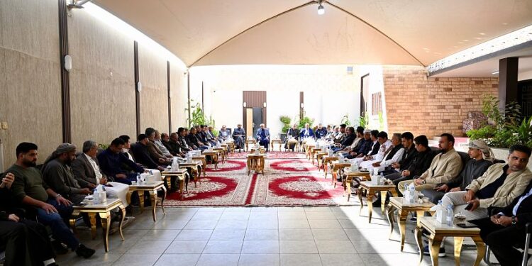 عبد الله العليمي: معالجة القضايا الوطنية يجب أن تتم بالحوار والمسؤولية