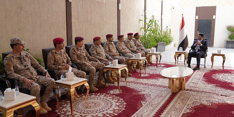 عبدالله العليمي  يبحث الاوضاع العسكريه مع  رئيس الأركان