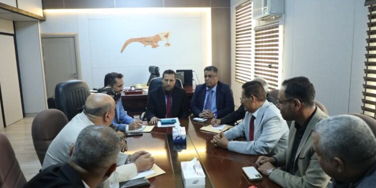محافظ عدن يناقش مع وكلاء المحافظة آليات ترتيب المهام وتعزيز الأداء المؤسسي