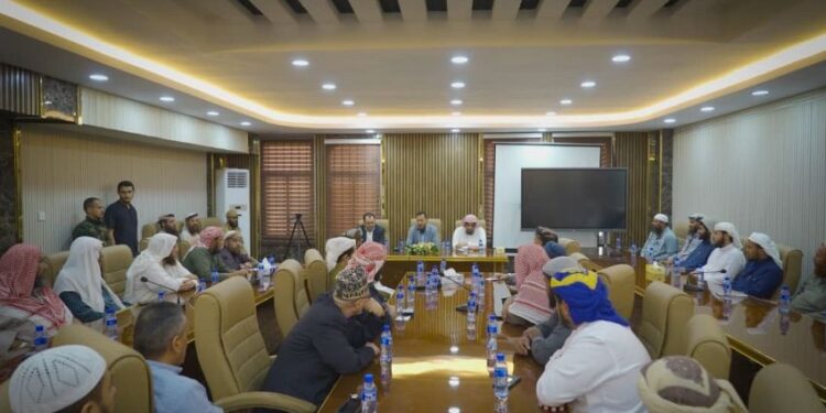 محافظ عدن يؤكد أهمية ترشيد الخطاب الديني وتعزيز ثقافة التسامح والسلام