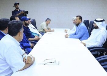 محافظ عدن يناقش تعزيز استقرار إمدادات الغاز وخطة إعادة تموضع المعسكرات