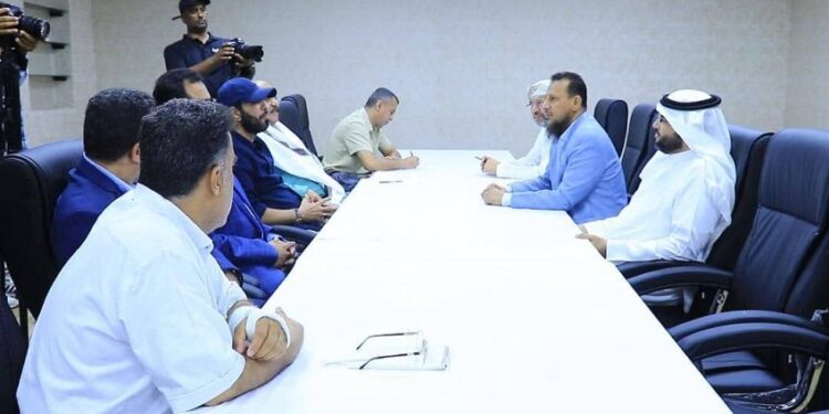 محافظ عدن يناقش تعزيز استقرار إمدادات الغاز وخطة إعادة تموضع المعسكرات