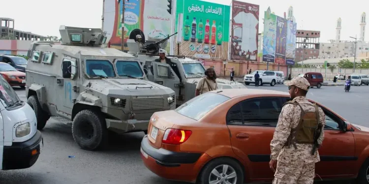 حظر التجوال يدخل حيز التنفيذ في عدن .. والعمالقه تسييطر علي معاشيق والمطار