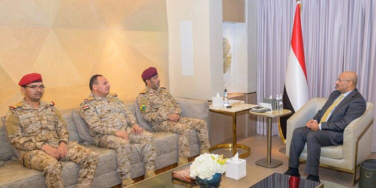 طارق صالح ورئيس  الأركان يستعرضان جاهزية القوات المسلحة