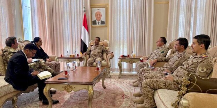 رئيس الأركان يبحث مع السفيري ال الامريكي والبريطاني تعزيز التعاون الدفاعي والأمني