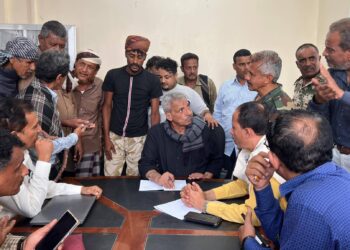 محافظ لحج يتفقد سير العمل في مكتبي هيئة الأراضي والمالية