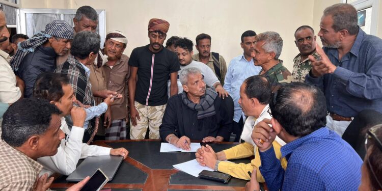 محافظ لحج يتفقد سير العمل في مكتبي هيئة الأراضي والمالية