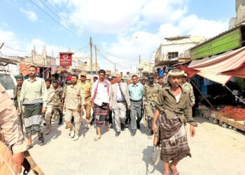 محافظ لحج يتفقد الحوطة ويطمئن المواطنين: الأوضاع مستقرة